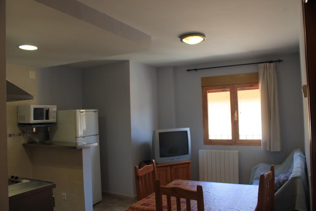 Apartamentos Turisticos Rosario Camarena de la Sierra Rum bild