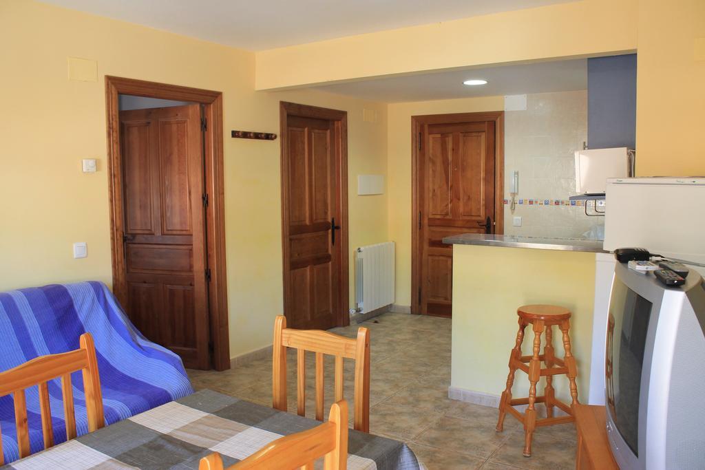 Apartamentos Turisticos Rosario Camarena de la Sierra Rum bild