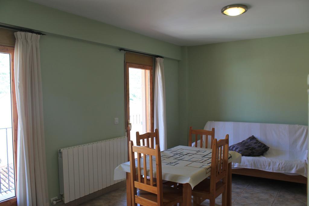 Apartamentos Turisticos Rosario Camarena de la Sierra Rum bild