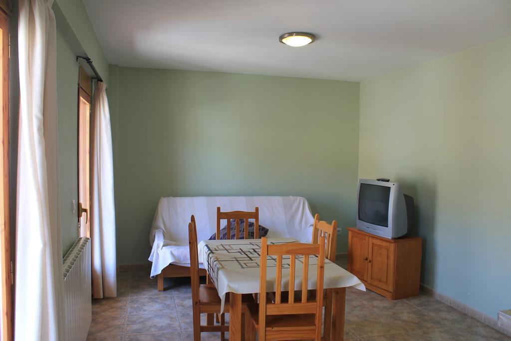 Apartamentos Turisticos Rosario Camarena de la Sierra Rum bild